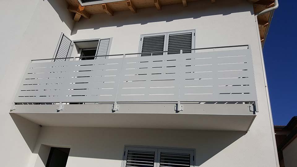 Parapetti con lamiere lavorate ad asole
