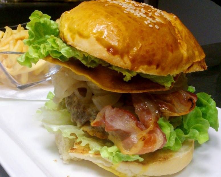 hamburger con patatine