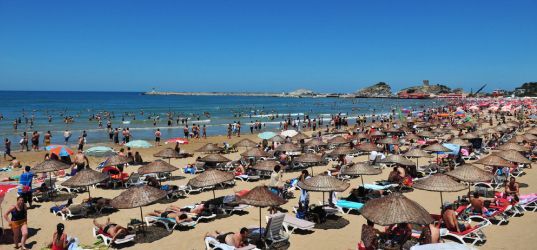 Spiaggia con ombrelloni