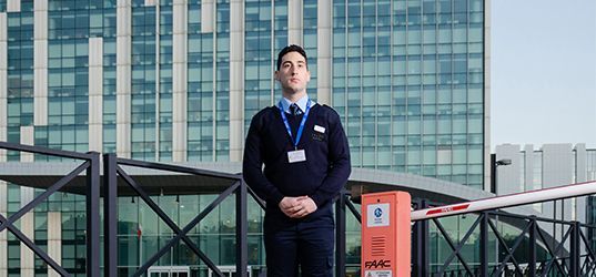 Addetto alla security con tesserino identificativo