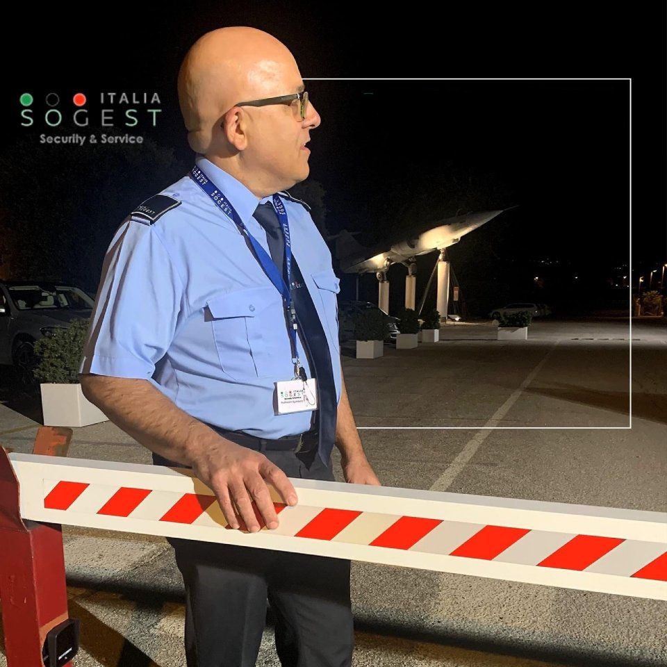 Addetto alla vigilanza davanti a sbarra