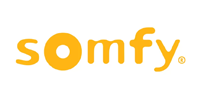 Logo Somfy in testo giallo su sfondo bianco.