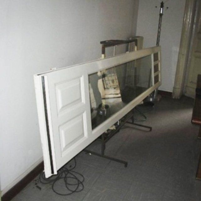 una porta bianca smontata in riparazione