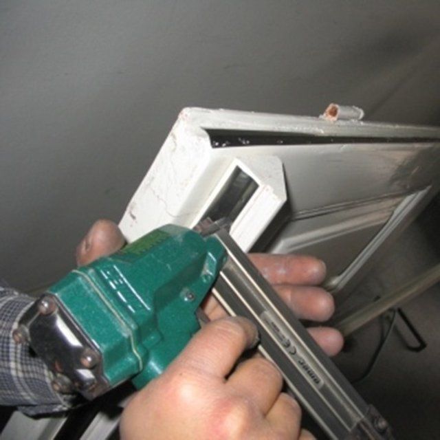 montatura di paraspifferi su infissi in pvc