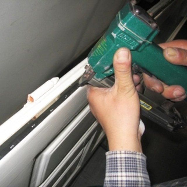 incollare paraspifferi ad infissi in legno