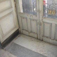 una porta in legno da restaurare