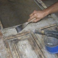 operazione di ripulitura di una porta antica