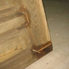 un particolare di una porta in legno in restaurazione
