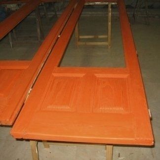 due porte arancioni in verniciatura