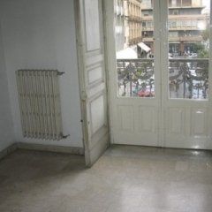 una finestra in legno bianca restaurata