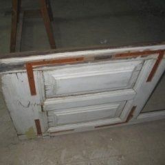 una porta bianca in restaurazione