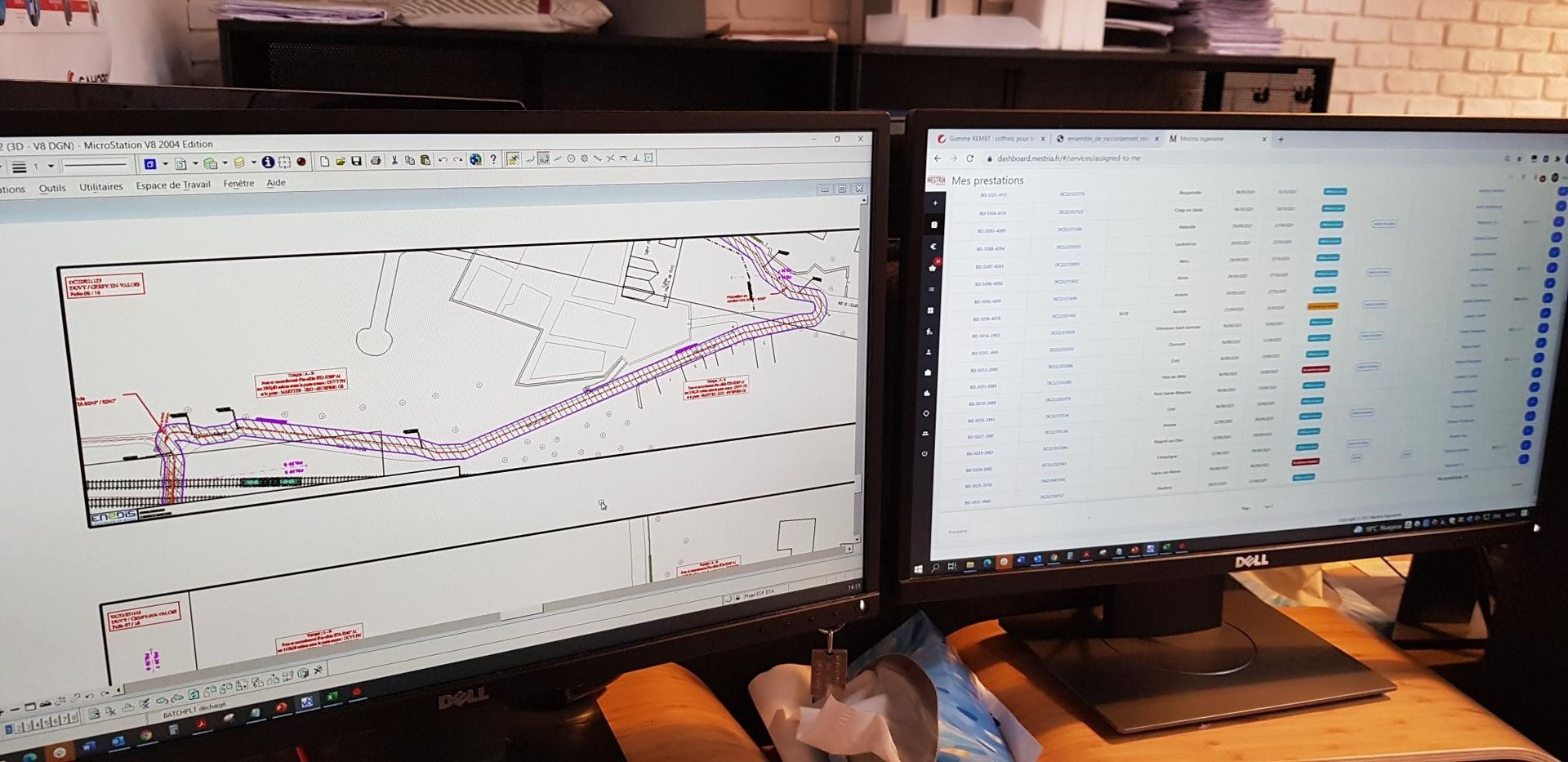 Deux écrans d'ordinateur sont posés sur une table en bois.