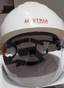 Un casque blanc avec une visière transparente est posé sur une table.