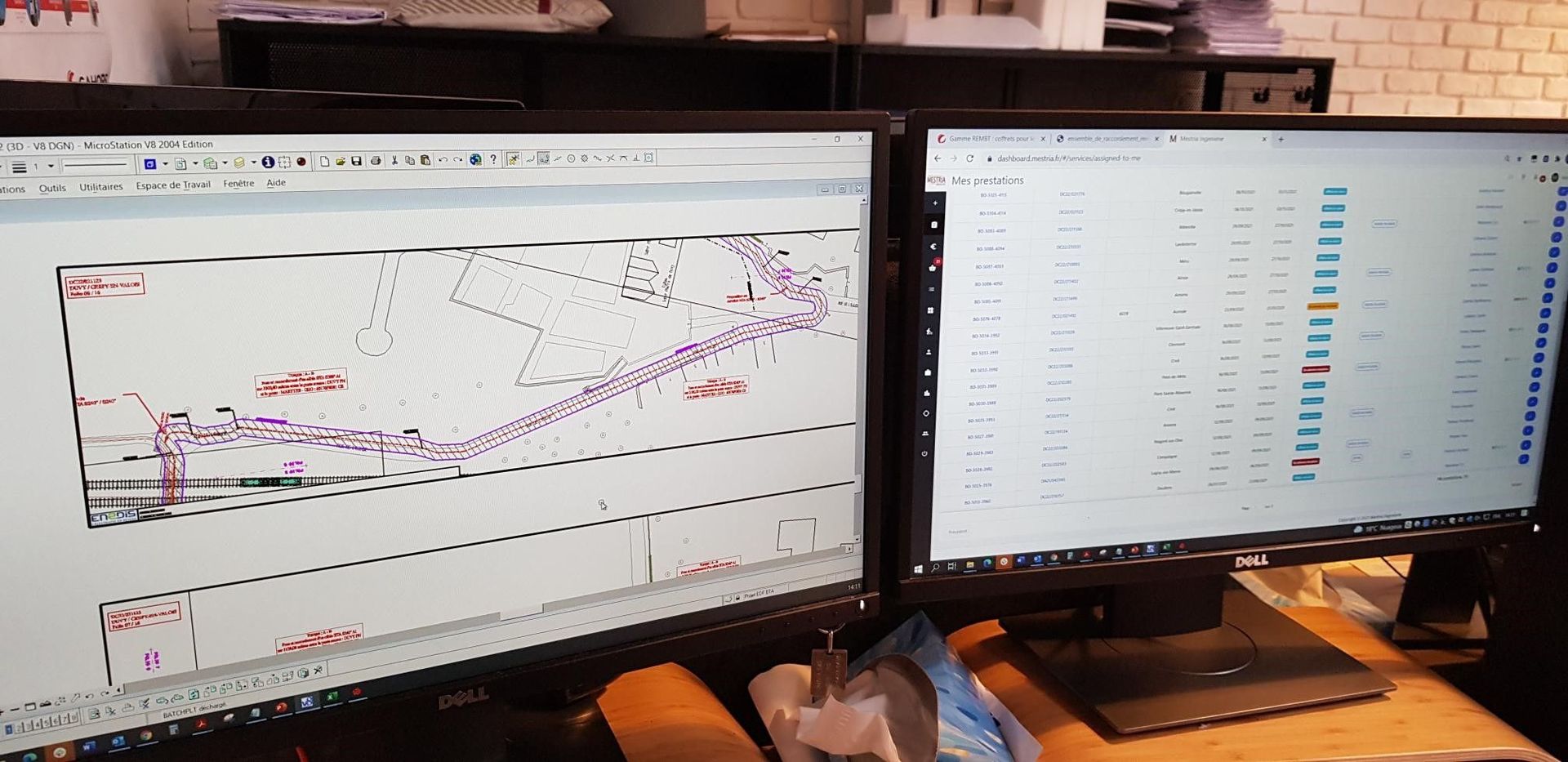 Deux écrans d'ordinateur sont assis l'un à côté de l'autre sur un bureau.