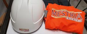 Un casque blanc et une chemise orange avec le mot mestria dessus