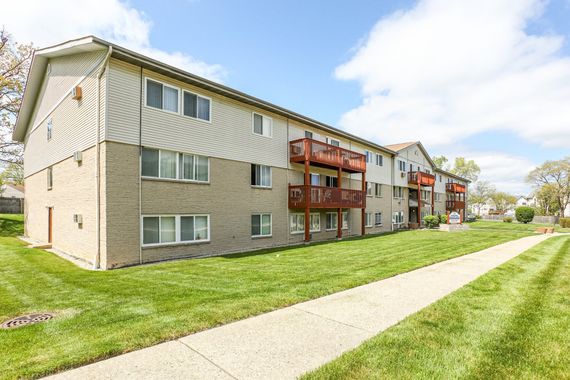 Woodlands Apartments Exterior Sunny Day