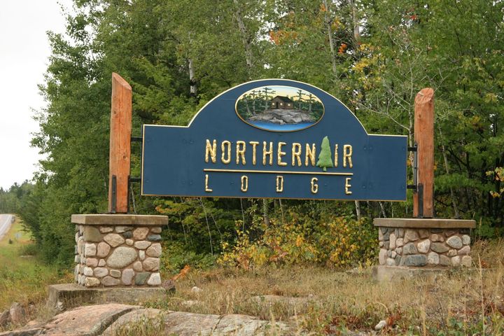 A blue sign that says northern air lodge on it