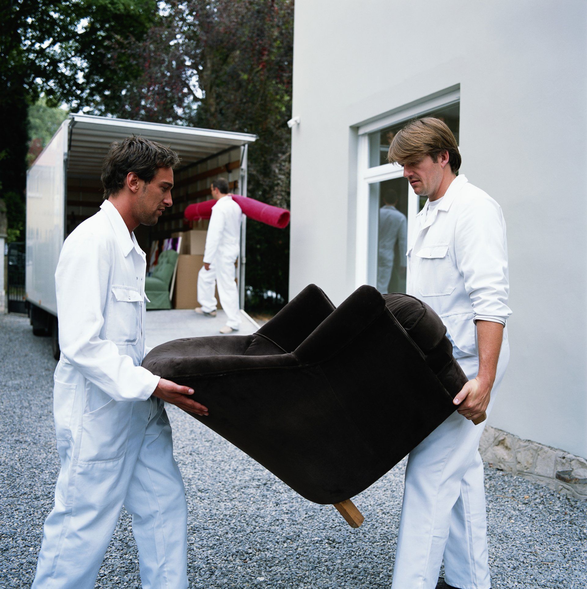 addetti dell'impresa durante la pulizia di un appartamento