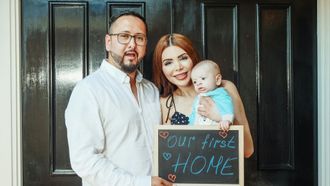 Two homeowners make dinner together.