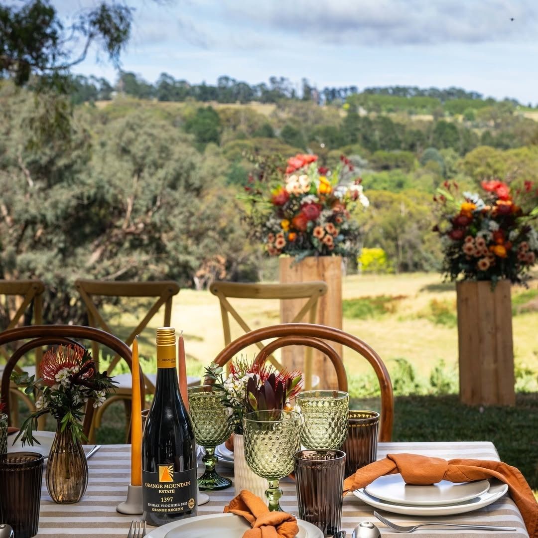 There is a Fountain in the Middle of a Park Surrounded by Trees — Lakeview Luxury Retreat in Canobolas, NSW