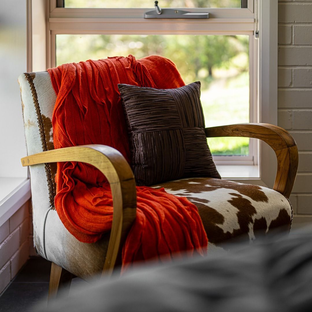 A Golf Club and Ball Are on the Grass on a Golf Course — Lakeview Luxury Retreat in Canobolas, NSW