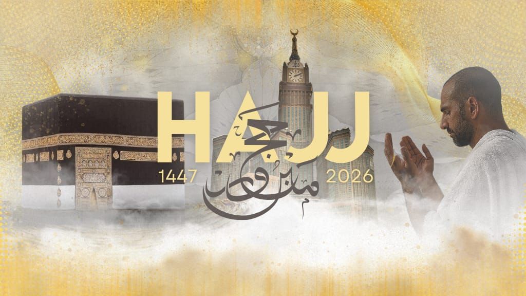 Un homme prie en direction de la Kaaba à La Mecque, en Arabie saoudite, pendant le Hajj. Fond aux tons dorés.