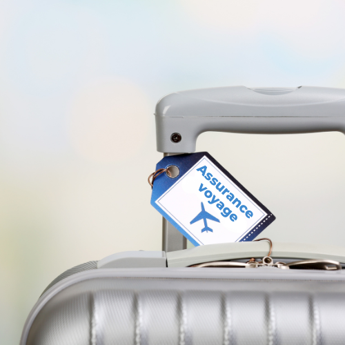 Une valise argentée avec une étiquette indiquant assurance voyage
