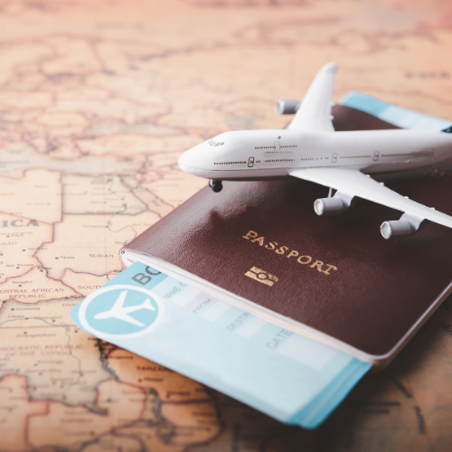 Un avion jouet est posé sur un passeport