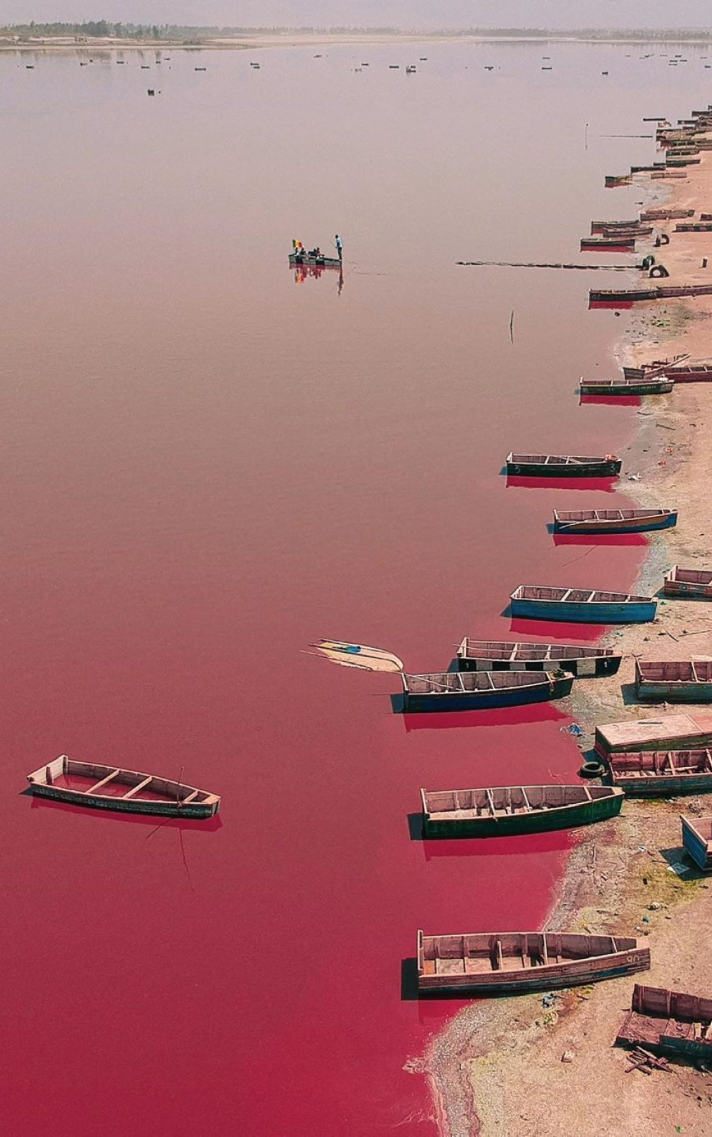 Un groupe de bateaux flotte sur un plan d'eau.