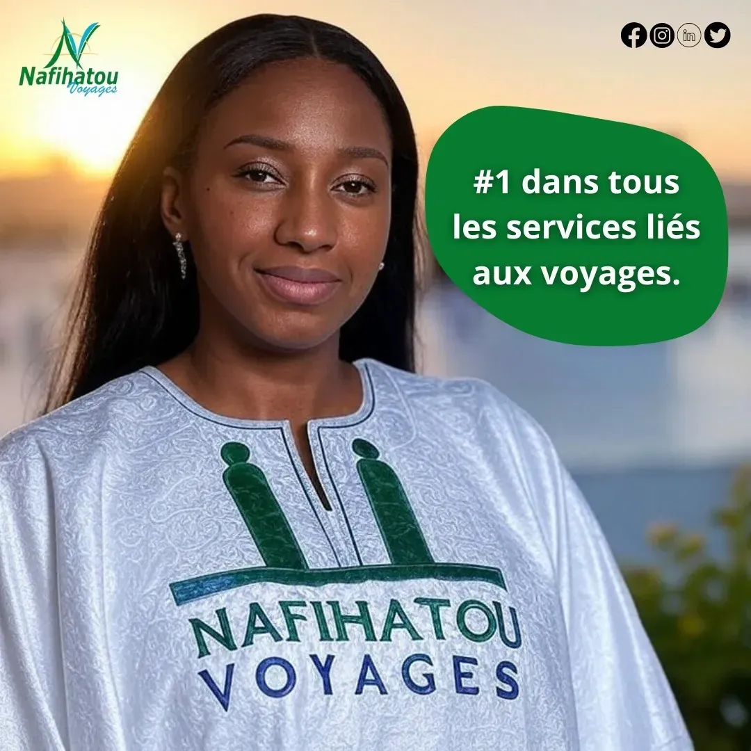 Une femme porte une chemise sur laquelle est écrit nafihatou voyages