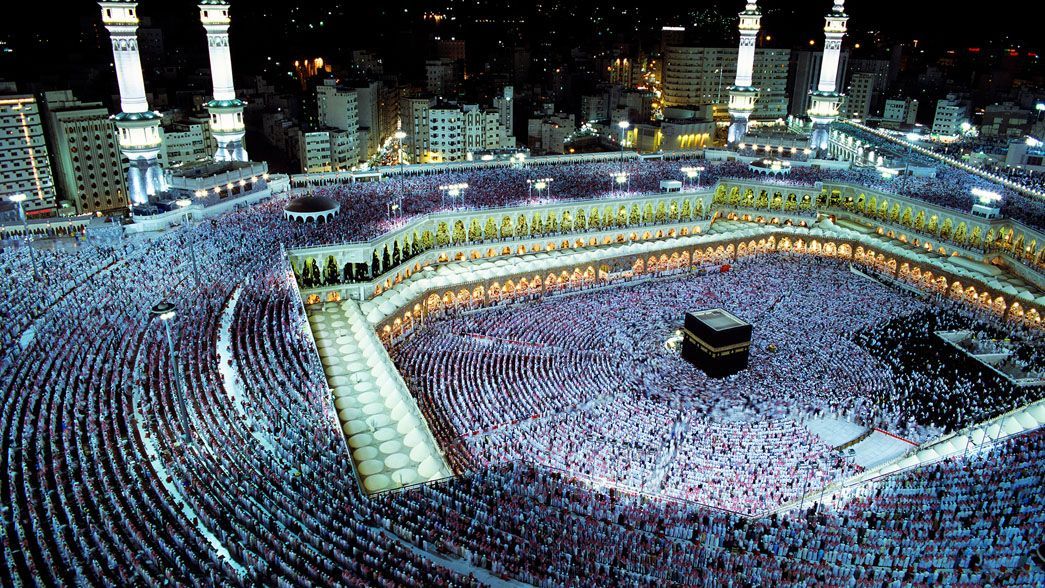 Vue aérienne de la Kaaba, centre de la Grande Mosquée de La Mecque, en Arabie saoudite, entourée d'une foule immense.