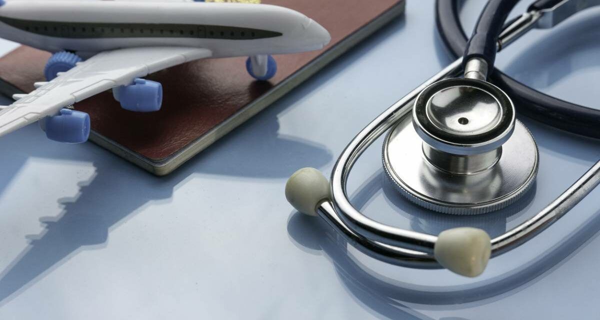 Un stéthoscope à côté d'un avion jouet et d'un cahier