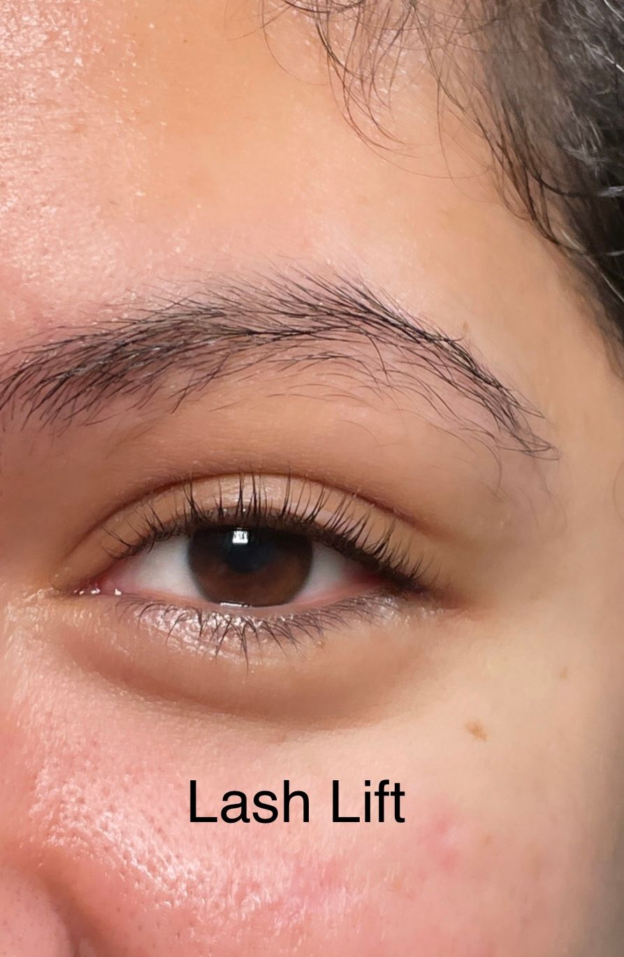 A close up of a woman 's eye with the words lash lift written below it.