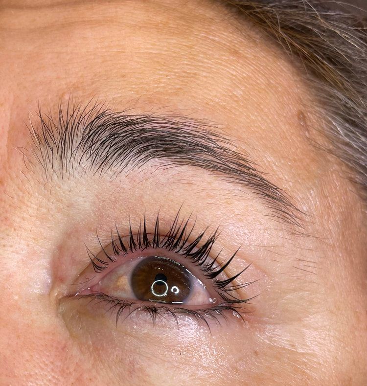 A close up of a woman 's eye with long eyelashes.