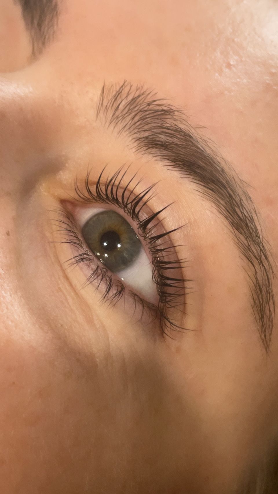 A close up of a woman 's eye with long eyelashes.