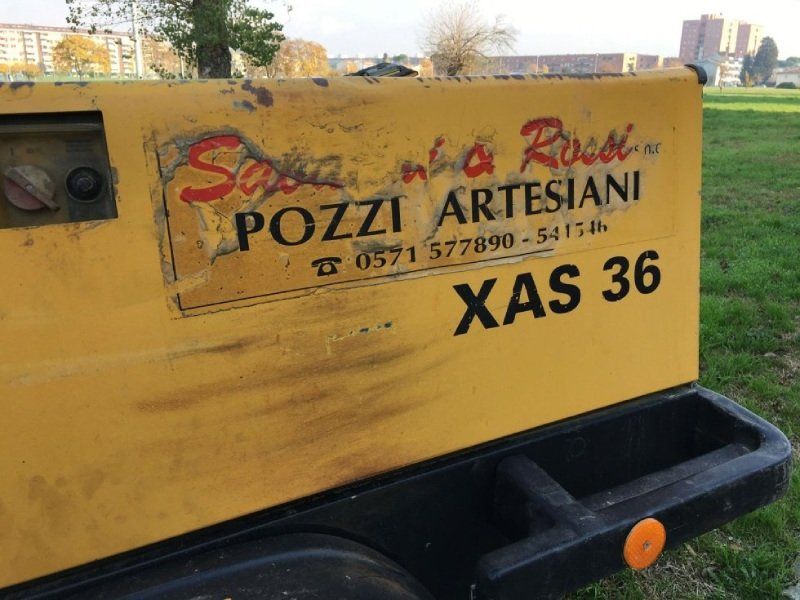 logo dell'azienda su macchinario per trivellazione pozzi