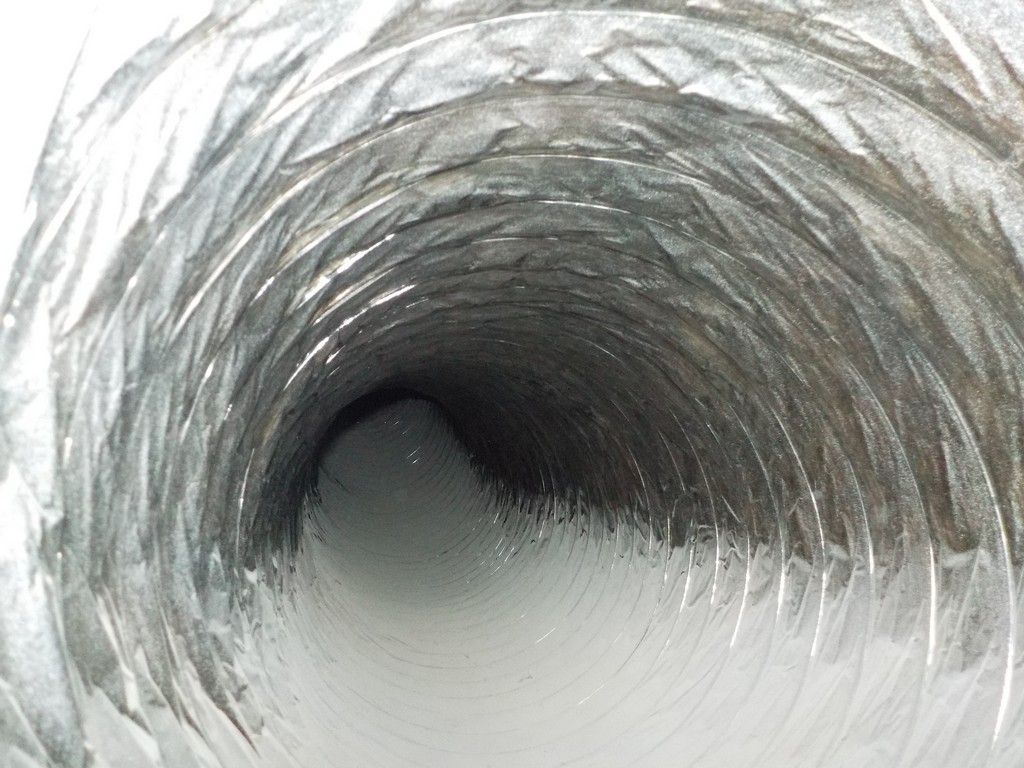 A close up of a duct with a hole in the middle.