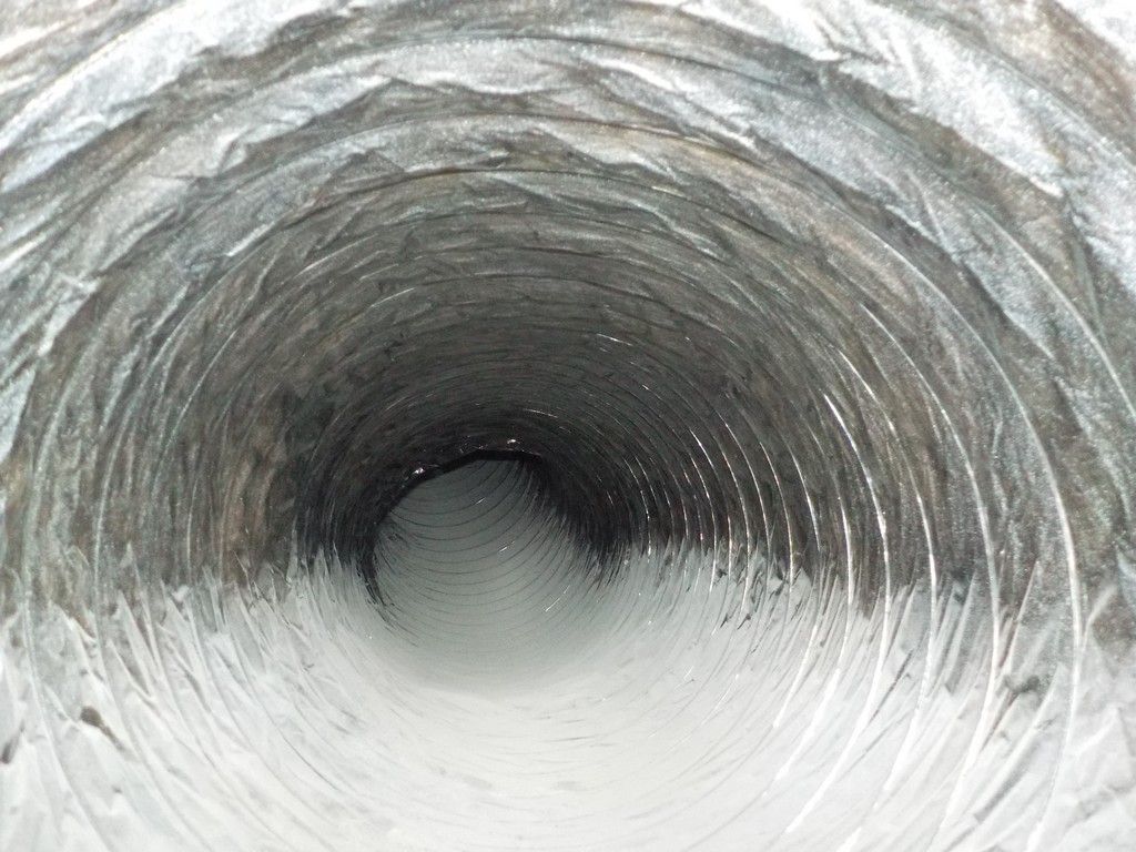 A close up of a duct with a hole in the middle.
