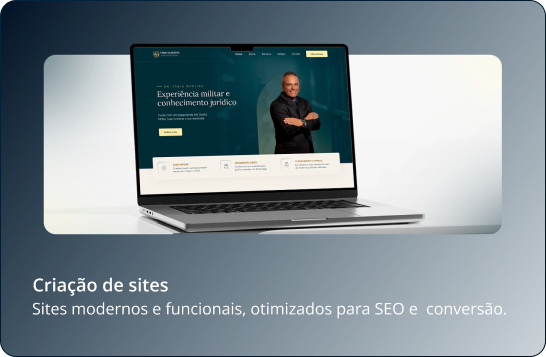 Um laptop com um site na tela está sobre uma mesa.