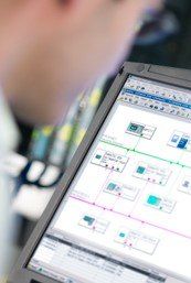 Um homem está olhando para uma tela de computador com um diagrama nela
