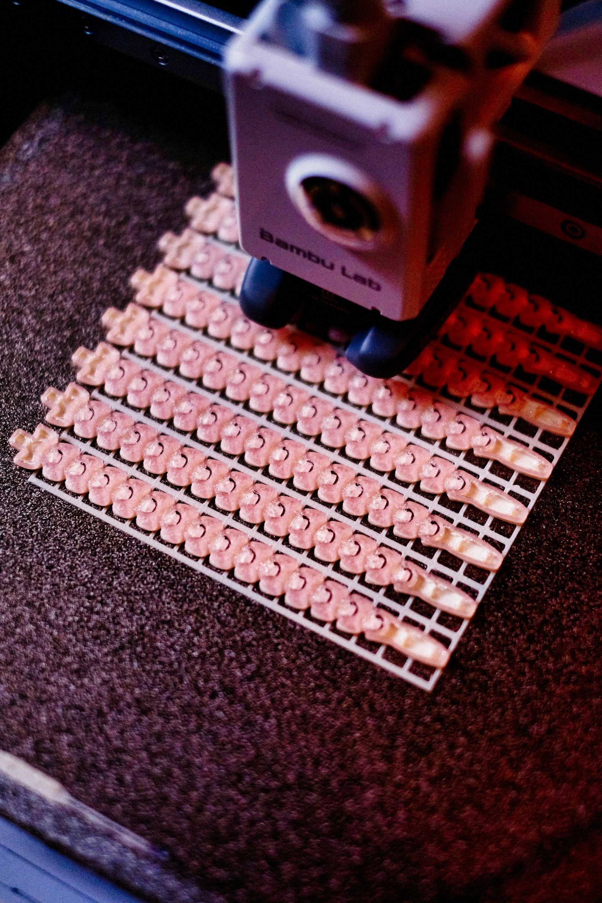 Uma impressora 3D está imprimindo um pedaço de papel com números nele