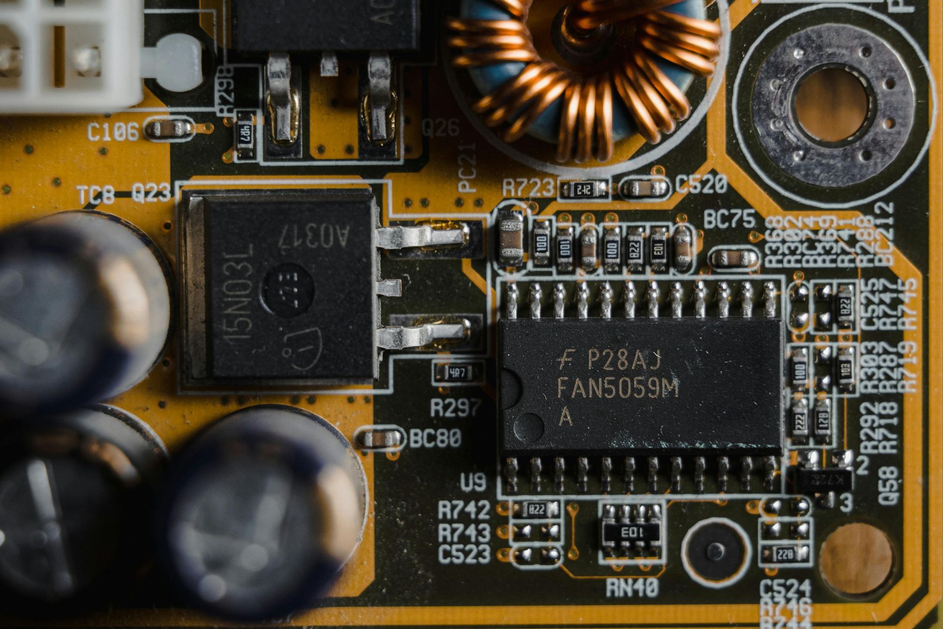 Um close de uma placa-mãe com um chip que diz t25m nela