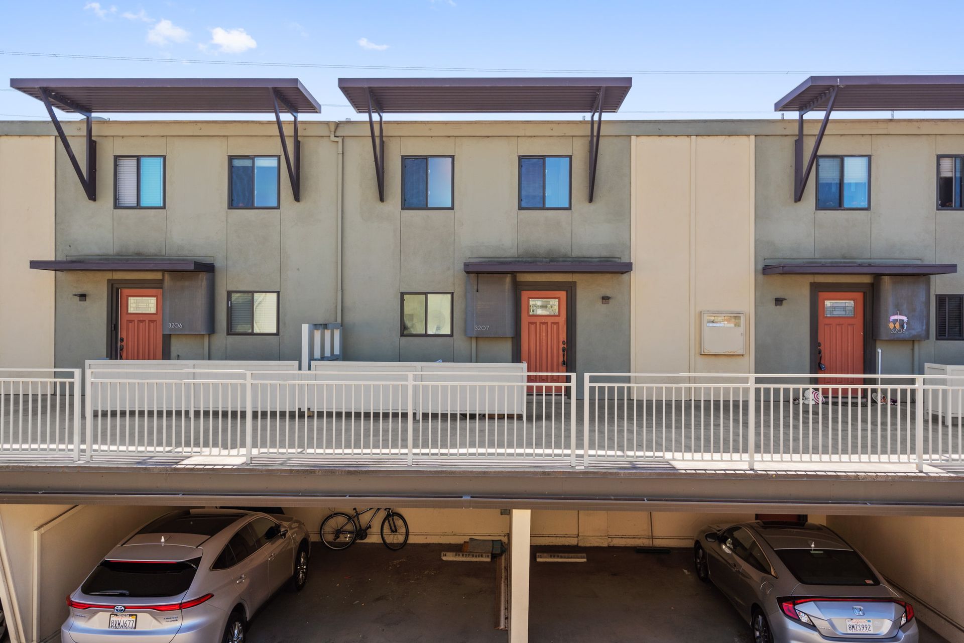 A row of cars are parked in front of a building