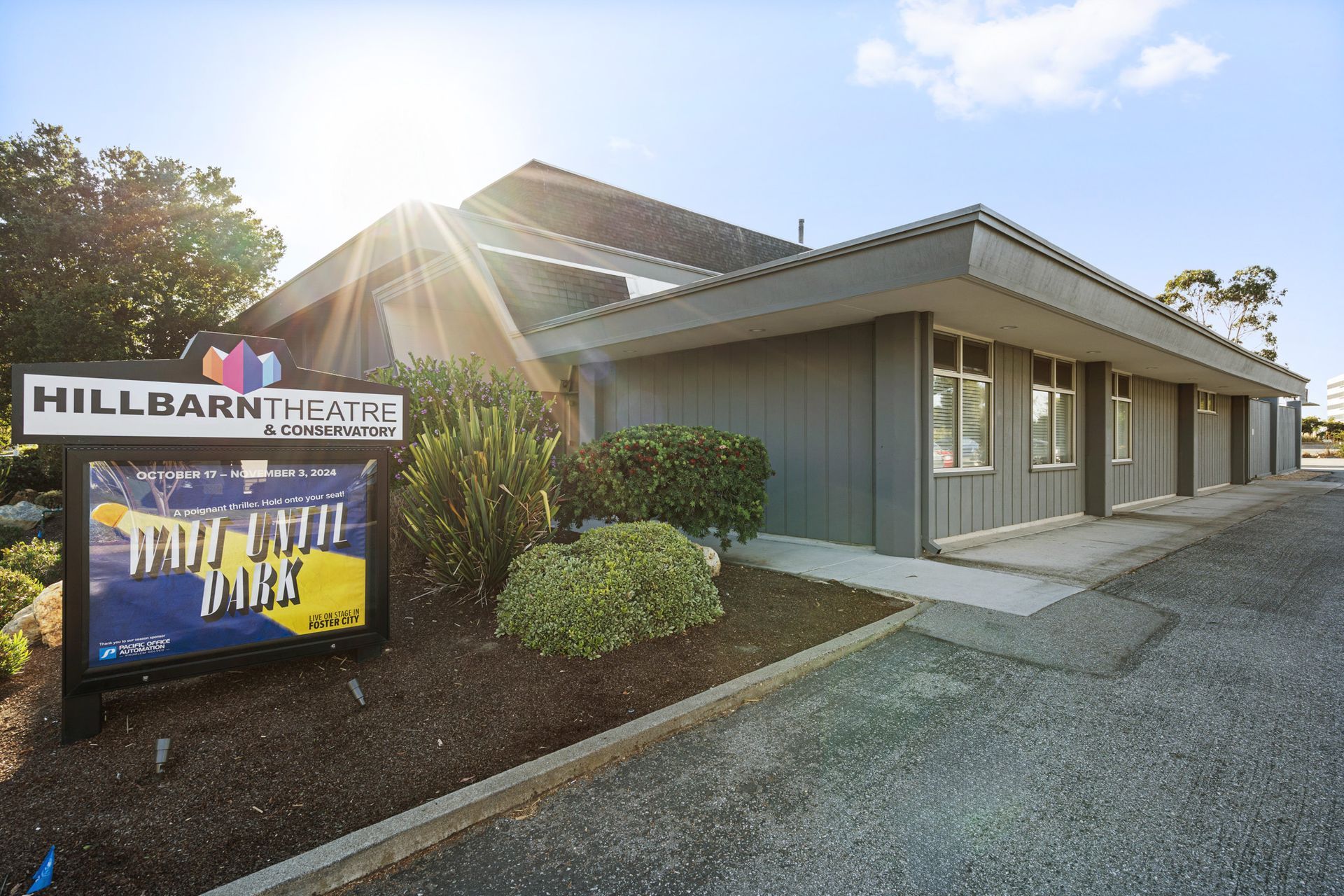 A building with a sign that says hillbarn theatre