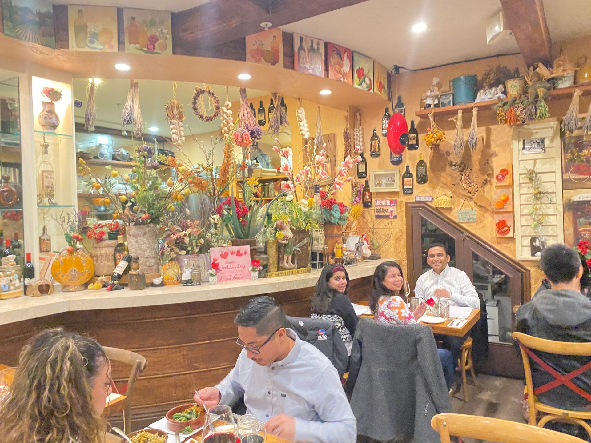 A group of people are sitting at tables in a restaurant.