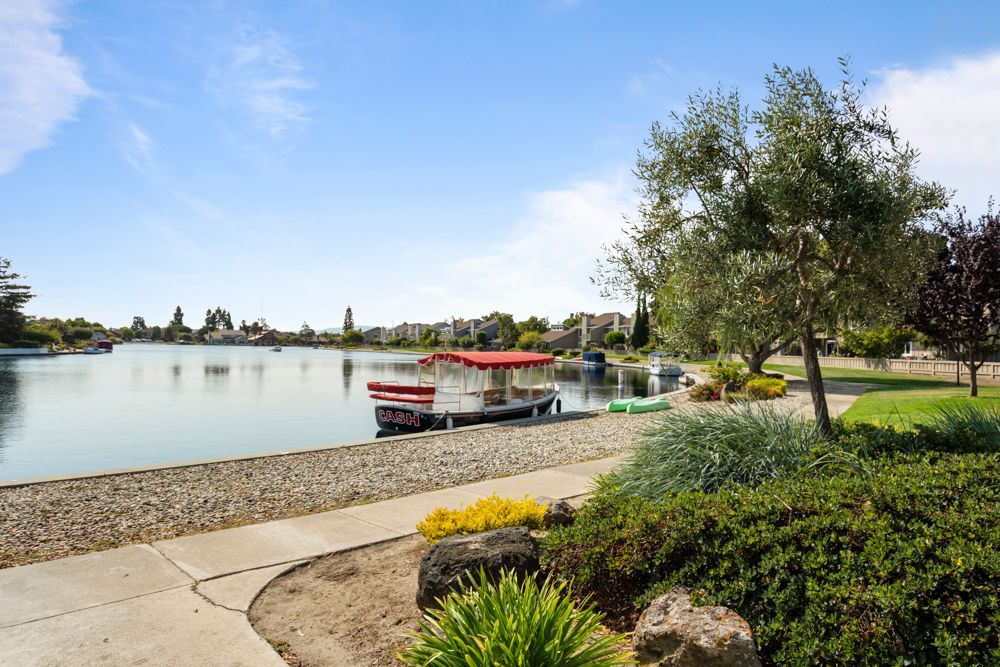 Central Lake and landscaped greenbelts surrounding Harborside townhomes in Foster City, presented by Rumana Jabeen Real Estate.
