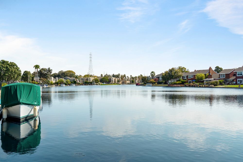 Central Lake and landscaped greenbelts surrounding Harborside townhomes in Foster City, presented by Rumana Jabeen Real Estate.