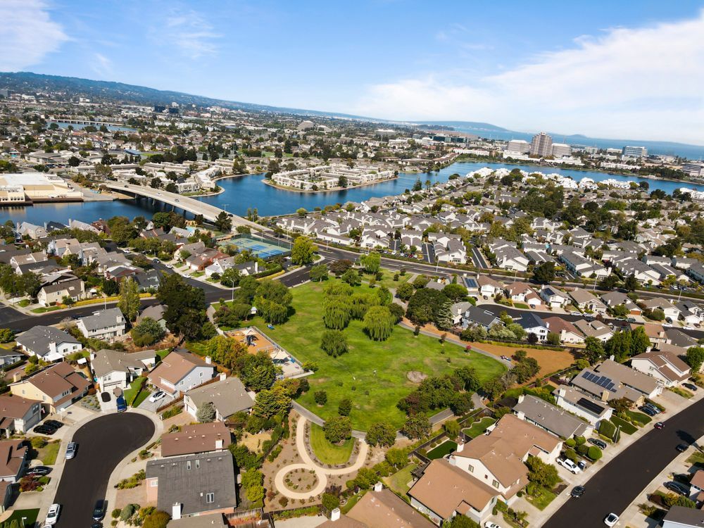 Central Lake and landscaped greenbelts surrounding Harborside townhomes in Foster City, presented by Rumana Jabeen Real Estate.