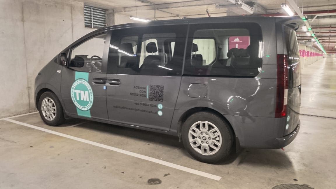 Una furgoneta gris oscuro con el logotipo 