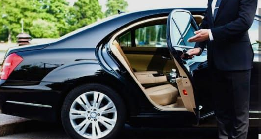 Mujer con máscara con equipaje en un aeropuerto, mirando las señales.